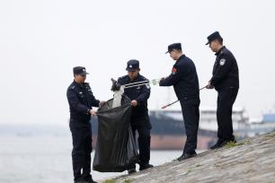 江苏南京：边检民警守护长江生态