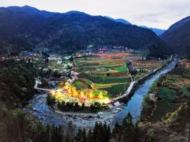 湖北恩施：万支烛火点亮古村落