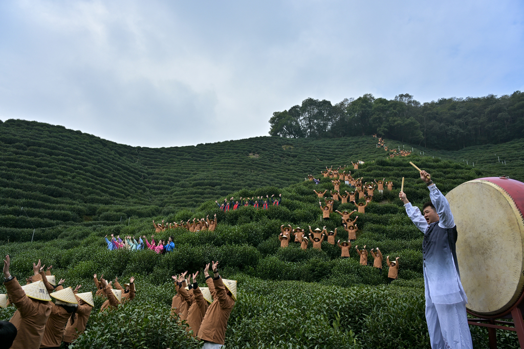 浙江杭州：茶农“喊山祈福”迎惊蛰