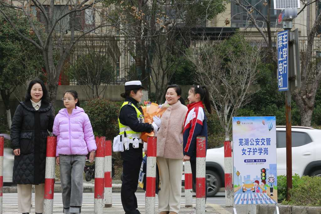 安徽芜湖：学生献花致谢护学女警
