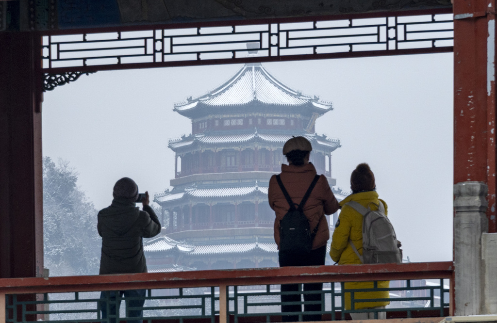 北京降雪 颐和园吸引游客赏雪