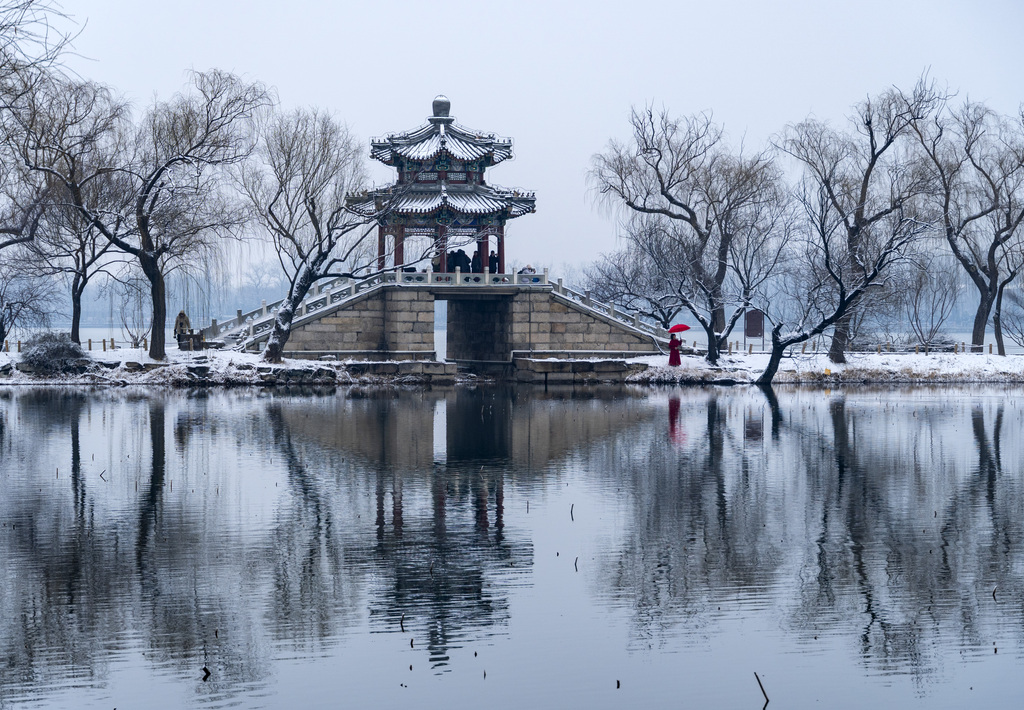 北京降雪 颐和园吸引游客赏雪