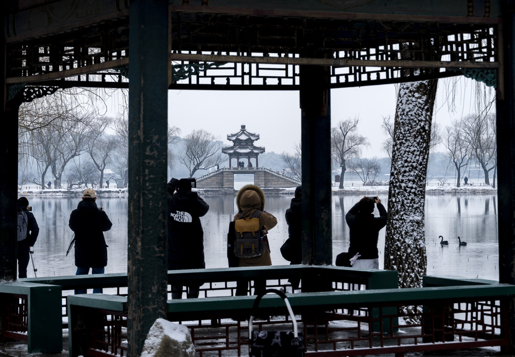 北京降雪 颐和园吸引游客赏雪