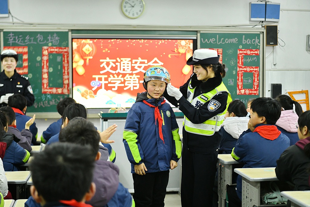 安徽阜南：民警宣讲开学交通安全第一课