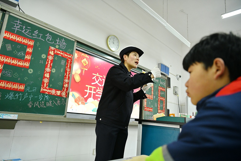 安徽阜南：民警宣讲开学交通安全第一课