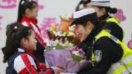 安徽芜湖：学生献花致谢护学女警
