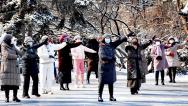 黑龙江哈尔滨：市民公园健身 乐享户外运动