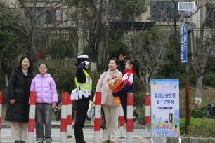 安徽芜湖：学生献花致谢护学女警