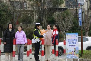 安徽芜湖：学生献花致谢护学女警