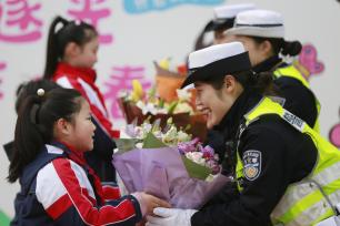 安徽芜湖：学生献花致谢护学女警
