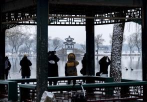 北京降雪 颐和园吸引游客赏雪