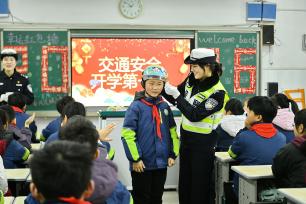 安徽阜南：民警宣讲开学交通安全第一课