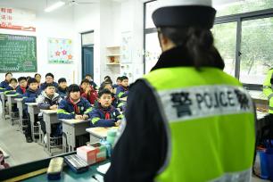 安徽阜南：民警宣讲开学交通安全第一课