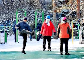黑龙江哈尔滨：市民公园健身 乐享户外运动