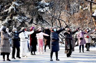 黑龙江哈尔滨：市民公园健身 乐享户外运动