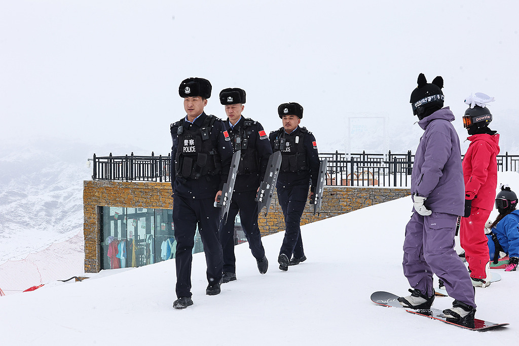 新疆阿勒泰：民警巡逻滑雪场 守护游客安全