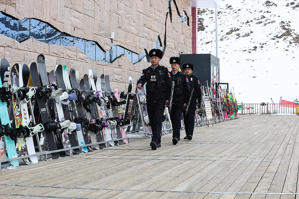 新疆阿勒泰：民警巡逻滑雪场 守护游客安全