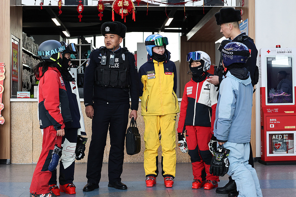 新疆阿勒泰：民警巡逻滑雪场 守护游客安全