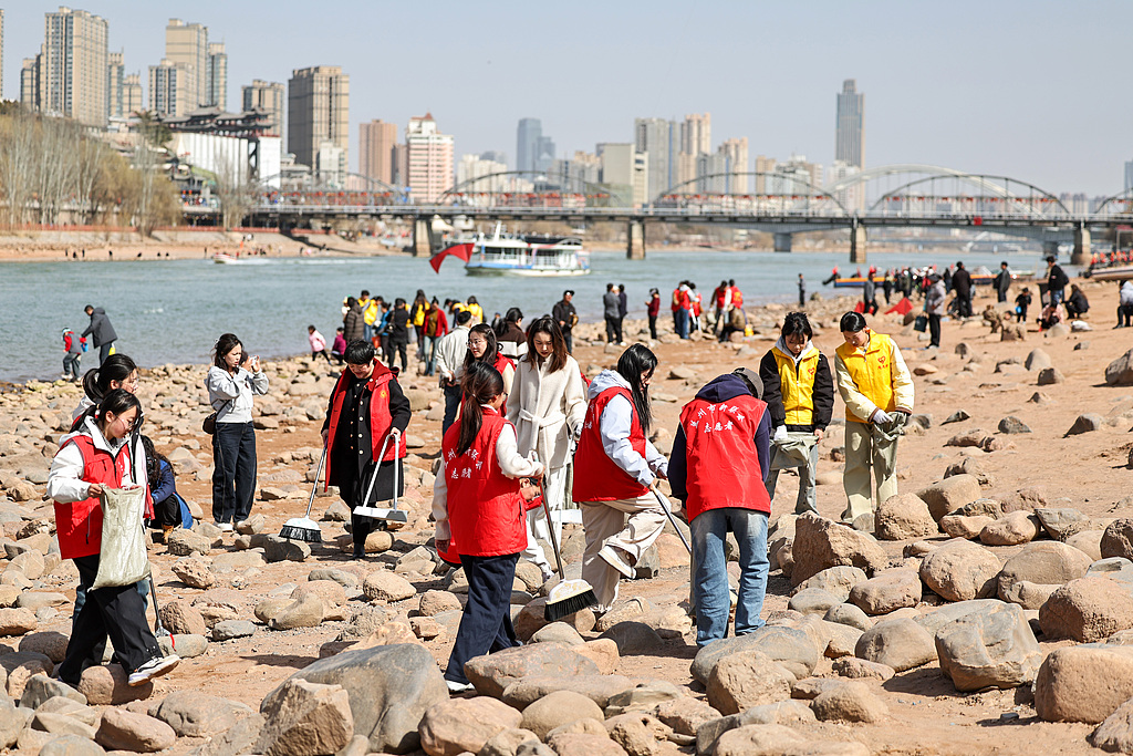甘肃兰州：志愿者沿黄河清理垃圾宣传环保