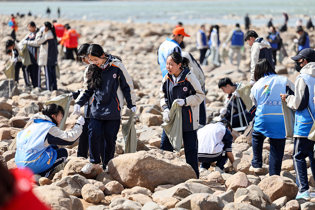 甘肃兰州：志愿者沿黄河清理垃圾宣传环保