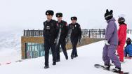 新疆阿勒泰：民警巡逻滑雪场 守护游客安全