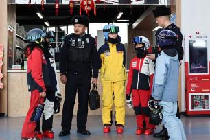 新疆阿勒泰：民警巡逻滑雪场 守护游客安全