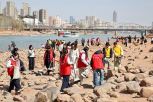 甘肃兰州：志愿者沿黄河清理垃圾宣传环保