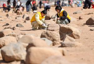 甘肃兰州：志愿者沿黄河清理垃圾宣传环保