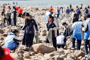 甘肃兰州：志愿者沿黄河清理垃圾宣传环保