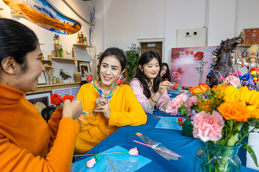 乌鲁木齐：女市民巧手捏面塑迎“三八”