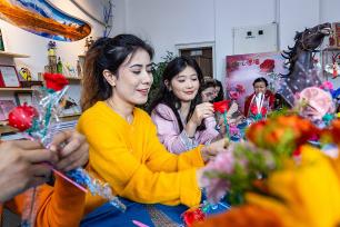 乌鲁木齐：女市民巧手捏面塑迎“三八”