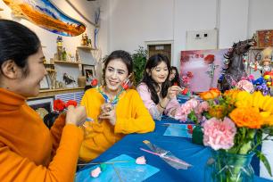 乌鲁木齐：女市民巧手捏面塑迎“三八”