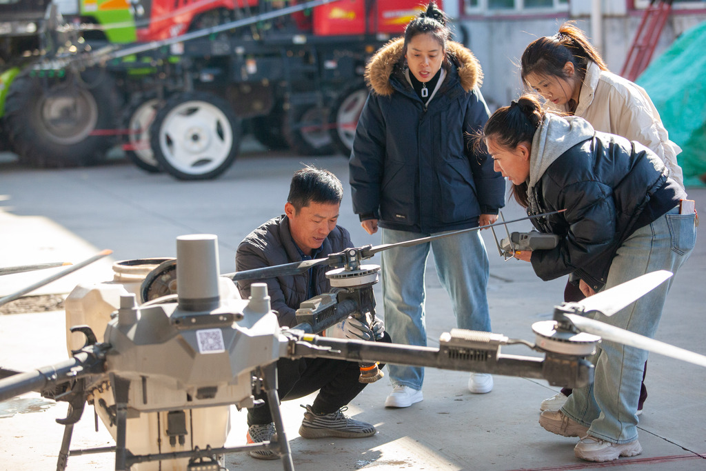 山东淄博：农民参加无人机培训备春耕