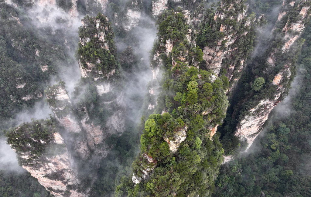 雨后张家界国家森林公园云绕峰林