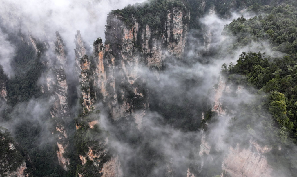 雨后张家界国家森林公园云绕峰林