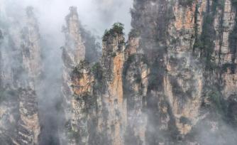 雨后张家界国家森林公园云绕峰林