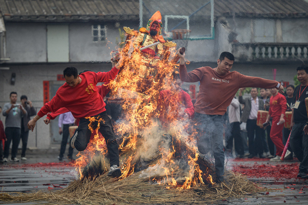 广东揭阳：村民参加跳火堆活动祈求好运