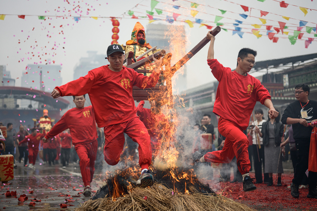 广东揭阳：村民参加跳火堆活动祈求好运
