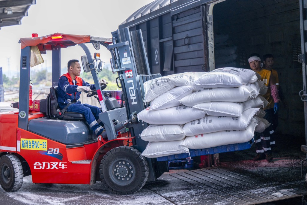 广西梧州：铁路货场工人抢卸化肥