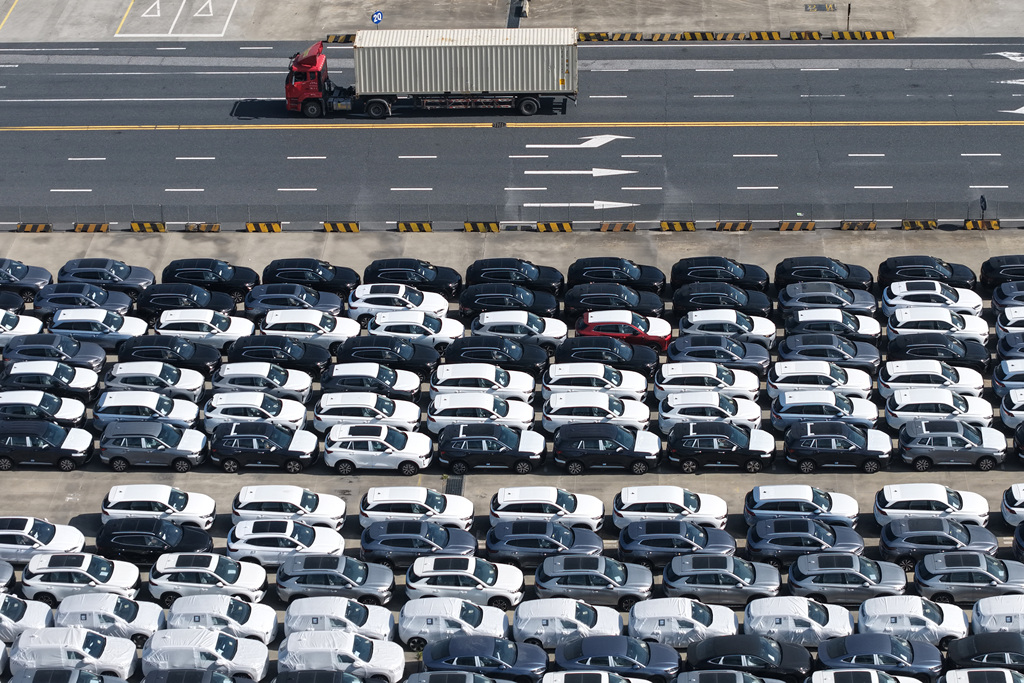 上海：新能源汽车港口准备装船出口