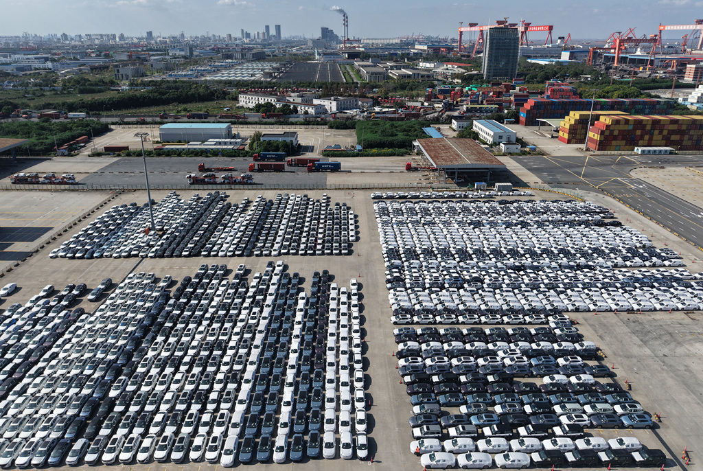 上海：新能源汽车港口准备装船出口