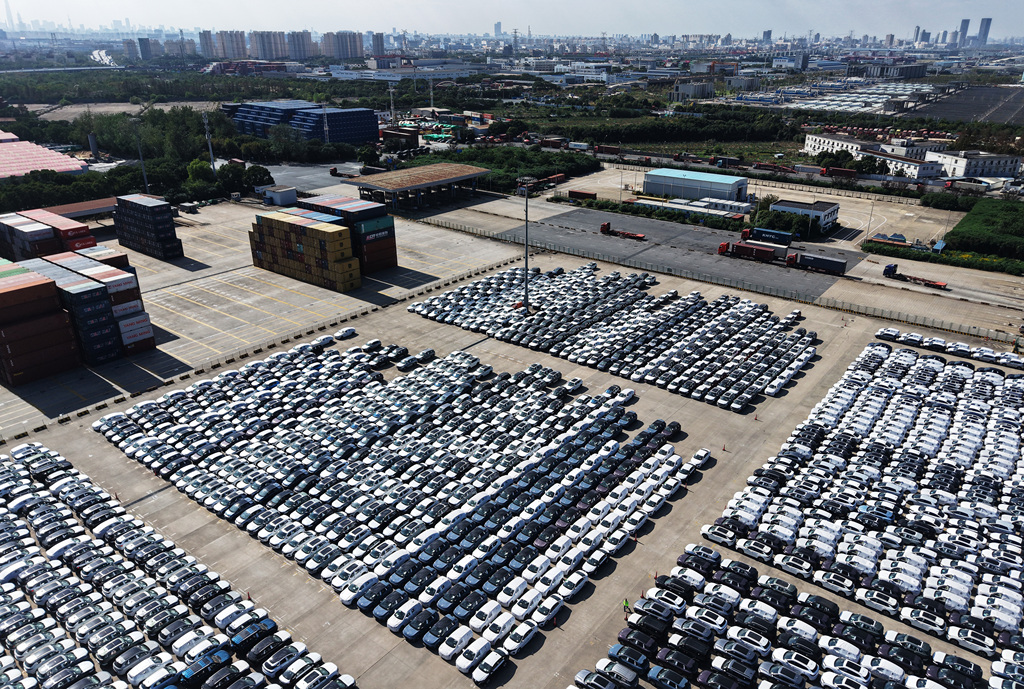 上海：新能源汽车港口准备装船出口