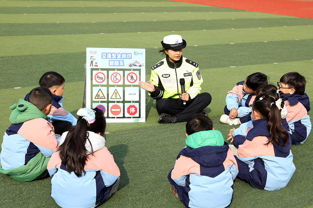 江苏扬州：民警校园宣传交通安全知识
