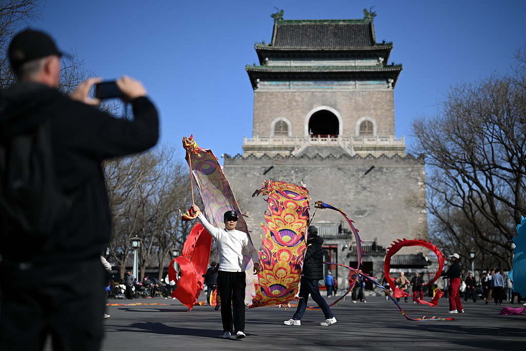 北京：民众挥舞彩带龙享春日暖阳