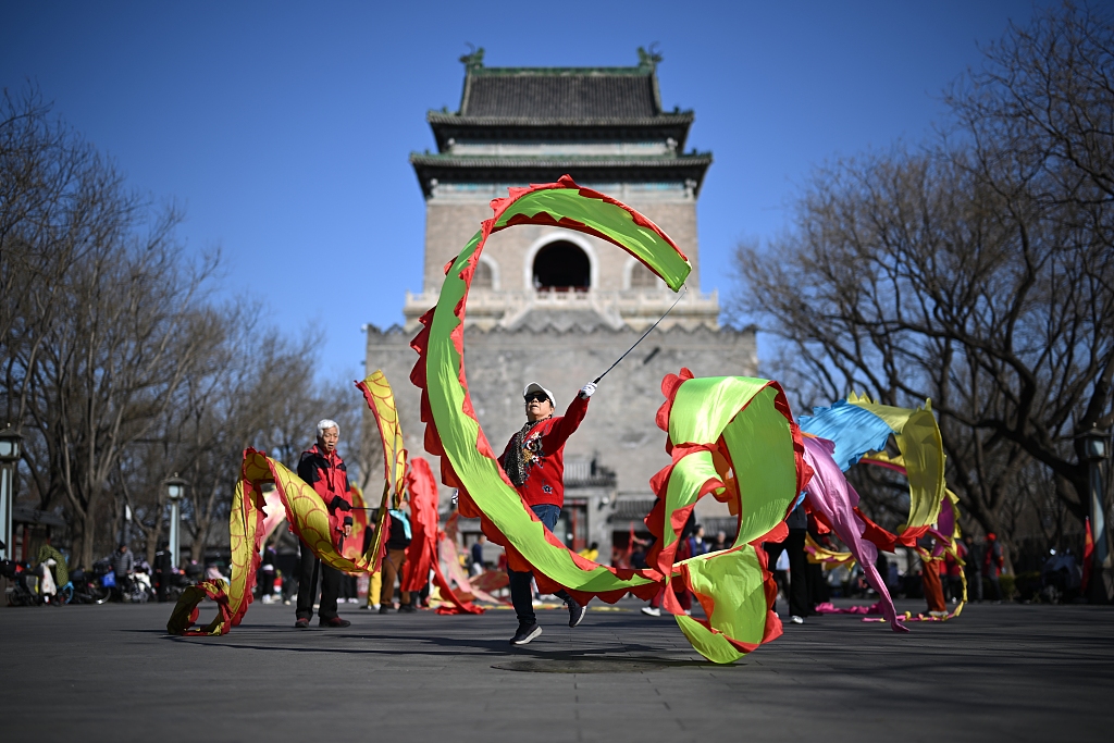 北京：民众挥舞彩带龙享春日暖阳