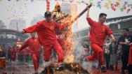 广东揭阳：村民参加跳火堆活动祈求好运