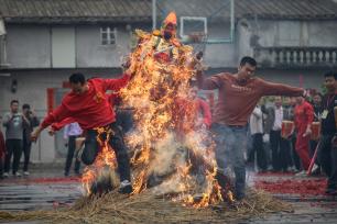 广东揭阳：村民参加跳火堆活动祈求好运
