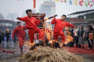 广东揭阳：村民参加跳火堆活动祈求好运