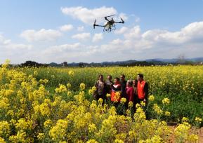 四川达州：农技员利用无人机开展春管工作