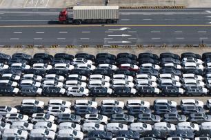 上海：新能源汽车港口准备装船出口